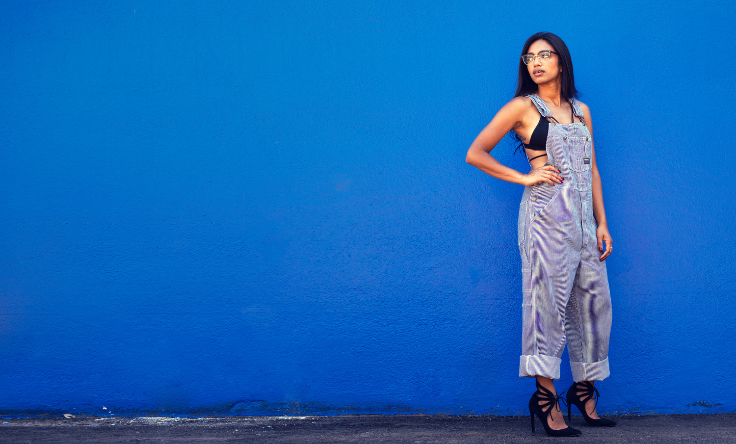 model-in-heels-and-overalls-with-blue